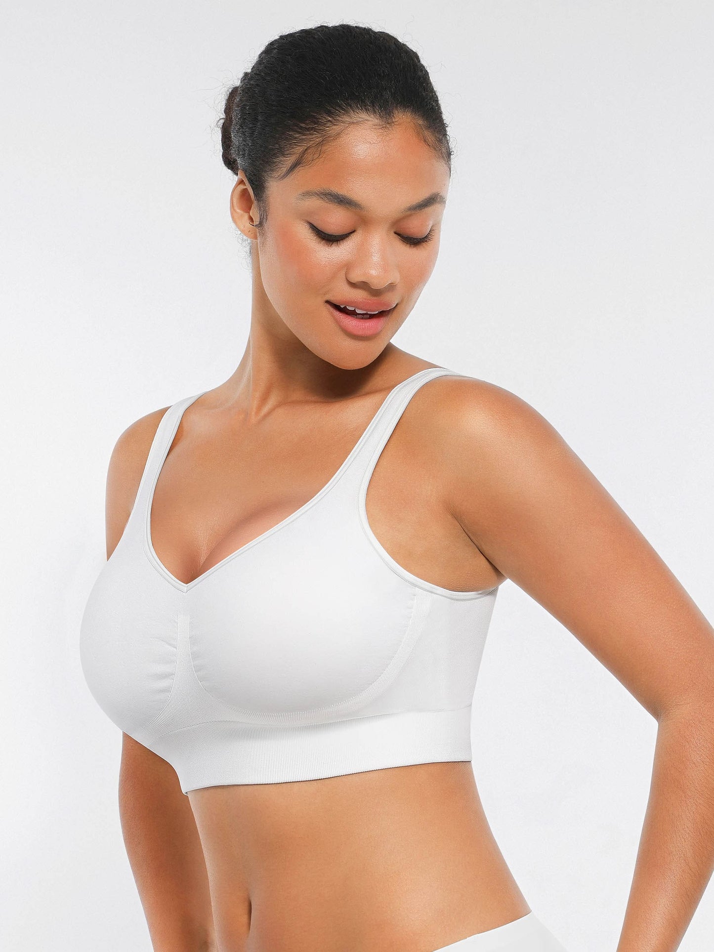 Feelingirl Seamless Comfort Bra with Smoothing Support and Adjustable Straps